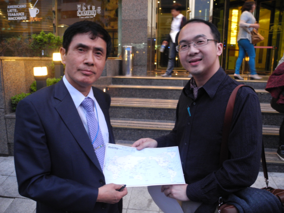 지난 5월 해외CEO들의 한국견학 투어시 그들 나라마다 우정의 싸인을 넣은 세계지도를 양국 대표가 교환한 장면(강남 라미르호텔앞)