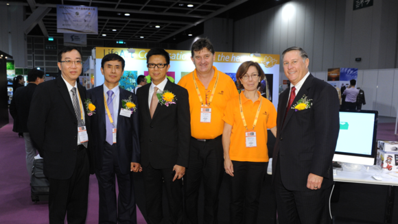 박람회 개관 첫 관람 기념 촬영