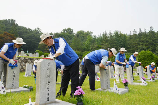 ▲ 장형옥 효성나눔봉사단장(왼쪽 두 번째) 및 효성나눔봉사단원들이 지난 3일 국립서울현충원 9묘역에서 묘역 정화활동을 하고 있다. ⓒ효성