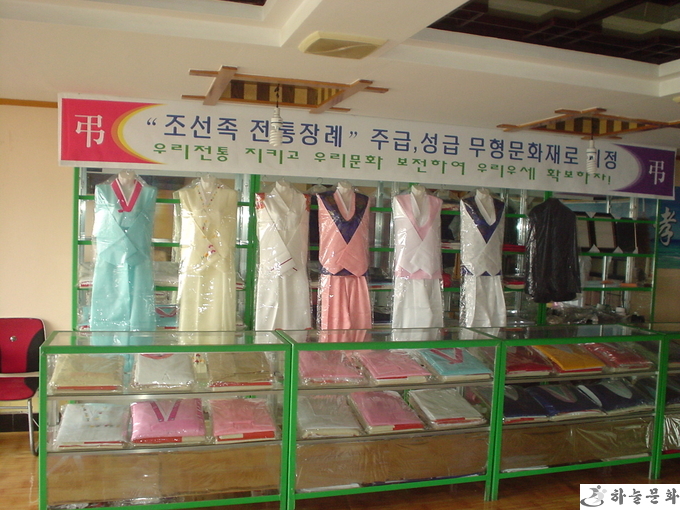 최근 연길 현지에 새로 개업한 장례용품회사 "백화상조" 모습