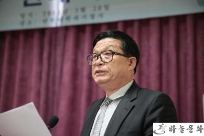 현룡수 회장이 연길 학술 세미나에서 연설한 모습
