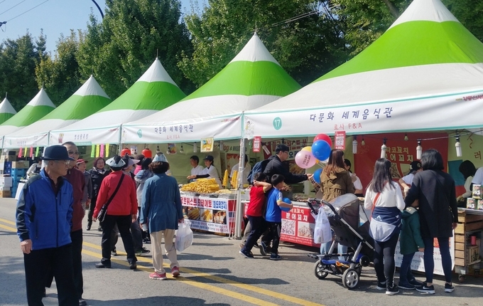 외국인들의 이색 음식 마을