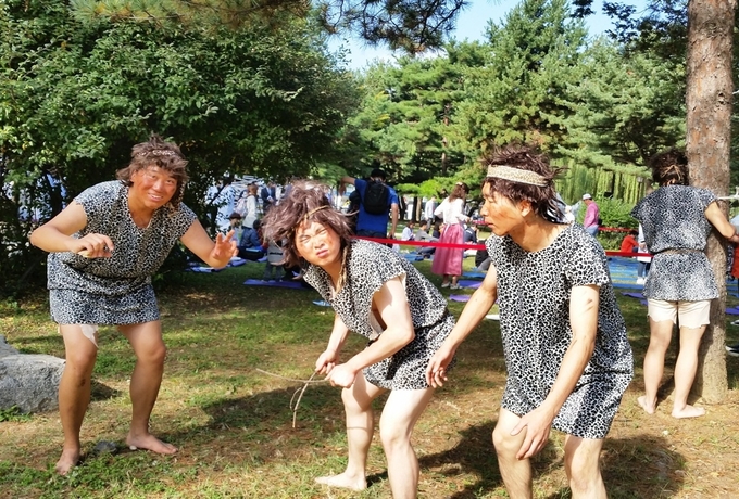 6천년전 선사시대를 재현한 원시인들