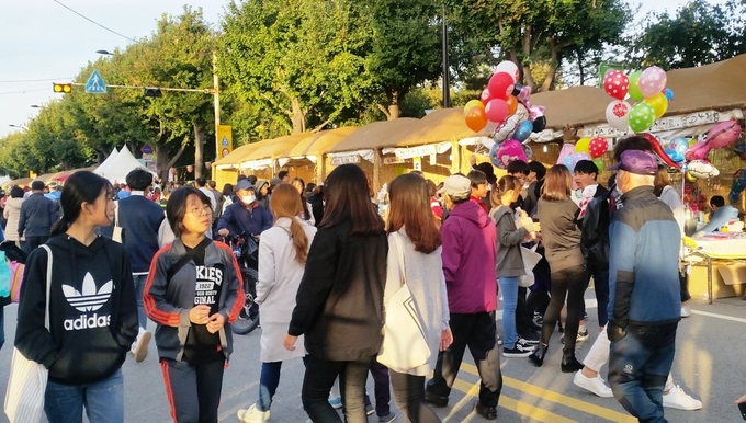 쾌청한 날씨에 축제를 즐기는 시민들