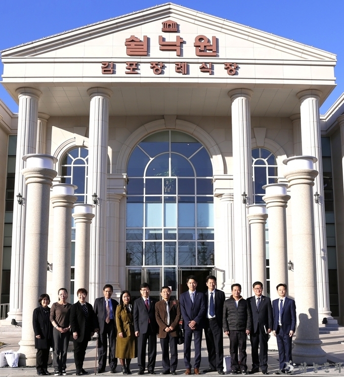 입구 기념사진에도 박용덕 대표이사, 박은정 상무이사, 박현태본부장 등이 함께 했다