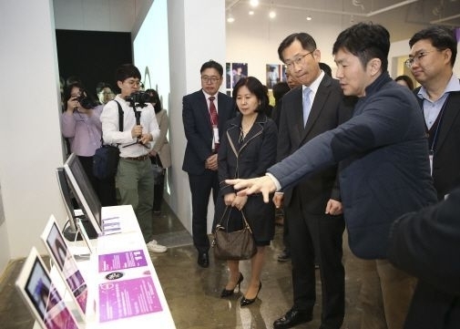 ▲ 박건수(앞줄 오른쪽 2번째) 산업통상자원부 산업혁신성장실장이 지난 3월5일 서울숲 옆 갤러리아포레에서 열린 ‘2019 스타일테크 데이(Style tech)’에서 한 참가자의 기술을 살펴보고 있다. 산업부 제공