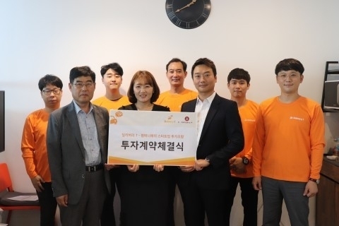 딜리버리티와 컴퍼니에이의 투자체결식. 첫 줄 왼쪽 두 번째부터 딜리버리T 남승미 대표, 유한회사 컴퍼니에이 조병현 대표