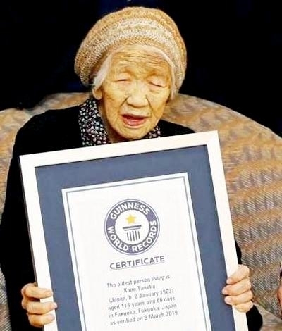 세계 최고령자 인증서를 받은 다나카 가네 할머니. 사진=연합뉴스