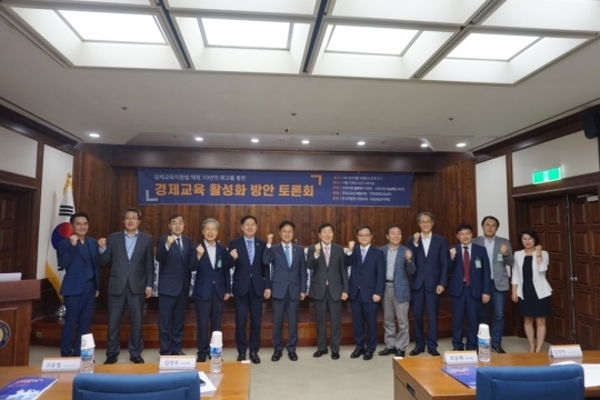  18일 서울 영등포구 국회도서관 소회의실에서 김정우·조승래 더불어민주당 의원실이 주최하고 경제교육단체협의회와<br>
전국 지역경제교육센터가 공동주관하며, 한국개발연구원(KDI)와 KB금융공익재단이 후원하는 ‘경제교육 활성화 방안 토론회’가 열렸다.