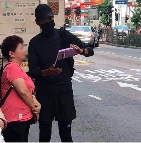 홍콩 톱스타 주윤발이 지난 4일 반(反)정부 시위에 참여했다가 한 팬으로부터 함께 사진 찍자는 요청을 받은 후<br>
휴대폰으로 사진을 찍고 있다. /트위터