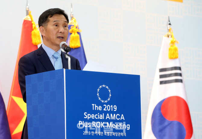 김연명 청와대 사회수석이 24일 광주 동구 국립아시아문화전당에서 열린 ‘한-아세안 특별문화장관회의’에서 문재인 대통령의 축사를<br>
대독하고 있다(사진=문화체육관광부)