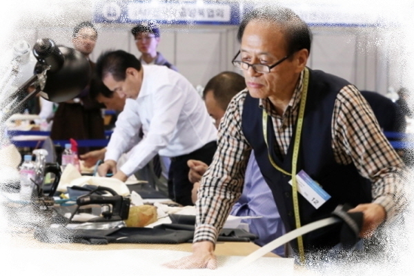 "2019대한민국 소상공인기능경진대회" 제34회 한국맞춤복기술경진대회 소상공인부 재단분야에 참가한 참가자들이 재단을 하고 있다. 