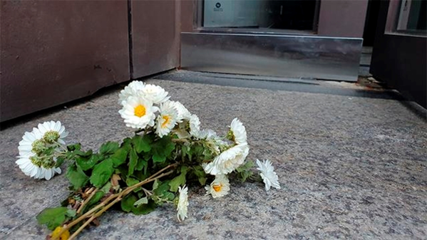 네 모녀가 극단적 선택을 한 서울 성북구의 한 다가구주택 앞에 지난 4일 하얀 국화꽃이 놓여있다.<br>
성북구청은 정식 의뢰서로 무연고자 장례를 치르기로 결정되면 이들의 장례는 서울시 공영장례로 치러진다.
