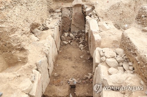 모습 드러낸 비화가야 지배자 무덤, 28일 오전 경남 창녕군 창녕읍 교동과 송현동 고분군에서<br>
비화가야 지배자 무덤인 39호분이 공개되고 있다 (출처 : 연합뉴스)