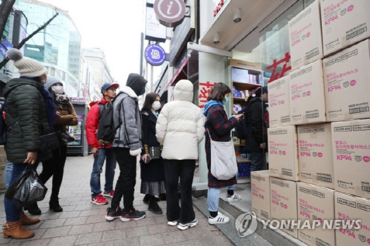  '우한 폐렴' 사태가 확산되면서 마스크 수요가 급증하자 지난 27일 서울 중구 명동의 한 약국 앞에서 외국인 관광객들이 마스크를 구매하기 위해 줄을 서고 있는 모습. 국제약품·연합뉴스