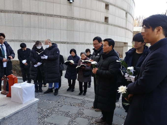 (사진 : 무연고 장례에 참석한 지인들과 자원봉사자들)