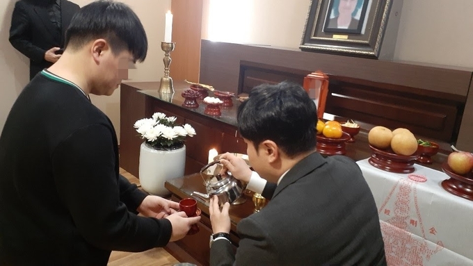 (사진 : 자신의 장례를 무연고 장례로 치러달라고 유언한 무연고 사망자의 유가족이 장례의식을 치르고 있습니다.)