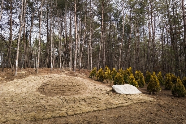 울산시 울주군 삼동면 둔기리에 조성된 고(故)신격호 롯데 명예회장의 묘. /울산대 제공