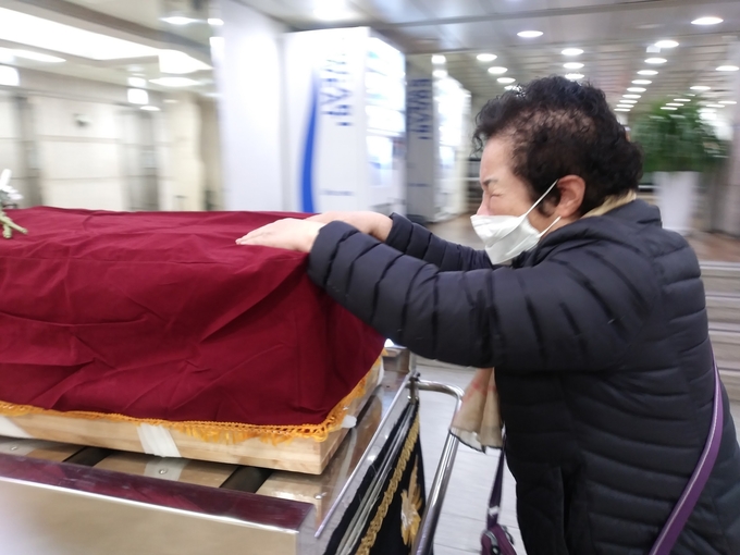 (사진 : 개인정보 보호때문에 골든타임을 놓쳐 사망한 무연고 사망자 장례에 참석한 유족)