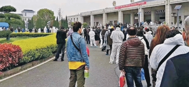 중국 우한(武漢)에 있는 한커우(漢口) 화장장 겸 장례식장에 25일 사람들이 길게 줄을 서 있다. 현지 매체는 “코로나 희생자의 유골을 찾아가려고 줄을 선 유족들”이라고 전했다. /중국 소셜미디어