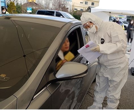 자동차 이동형(드라이브 스루 Drive-Thru) 선별진료소 세종시 보건소 운영 사례. (사진제공=보건복지부)