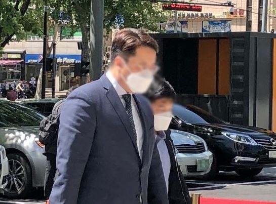 '라임자산운용 환매 중단 사태'에 연루된 의혹을 받는 향군 상조회 전 임원 장모씨가 13일 영장실질심사를 받기 위해<br>
서울남부지법으로 들어서고 있다. 연합뉴스