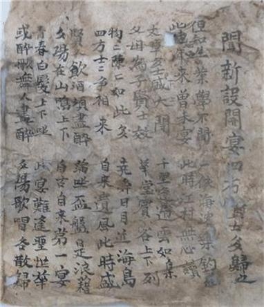 폐가의 벽지에서 확인된 한시. ‘새로 잔치를 베풀어 열었다는 소문으로 사방에 선비들이 많이 돌아왔다’는 내용이다. |국립해양문화재연구소 제공