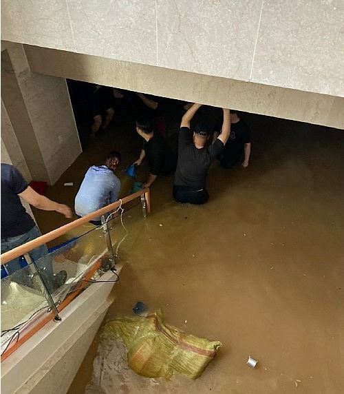기록적인 집중호우로 침수 피해를 입은 광주 북구 동림동 S추모관 지하에 일부 배수 작업이 완료돼 9일 정오께 유족들의 진입이 시작된 모습. 유족 제공