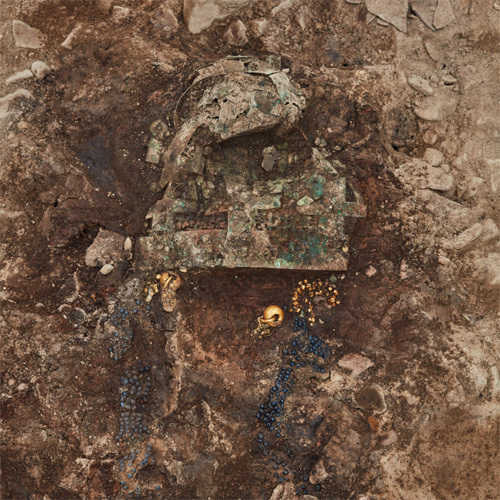3일 문화재청이 공개한 경북 경주시 황남동 고분의 금동관과 금귀걸이. 금동관은 평평하게 접힌 채 출토됐는데<br>
피장자의 얼굴을 가리기 위한 것으로 추정된다. 문화재청 제공