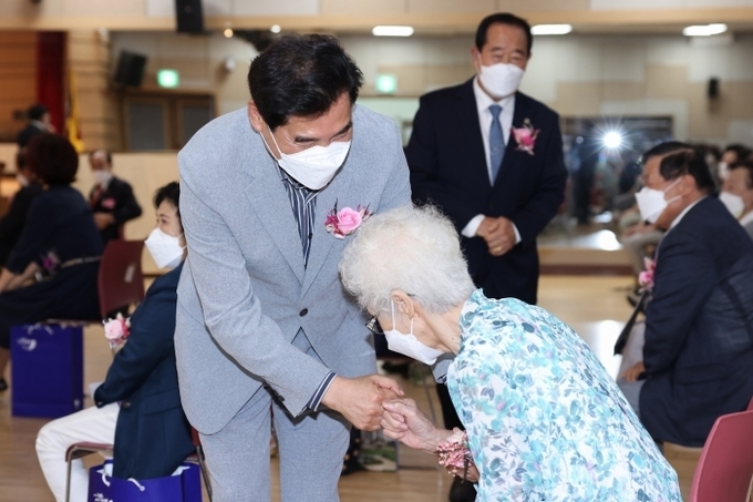 한 자치단체의 노인의날 기념행사 모습