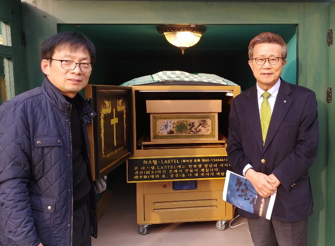 라스텔 설치를 완료하고 기념 촬영에 임한 송길원목사(우)와 김익한 대표(좌)
