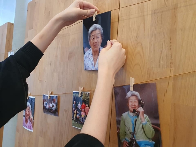 유가족이 고인의 모습을 장례식장 벽에 소중히 전시하고 있다.