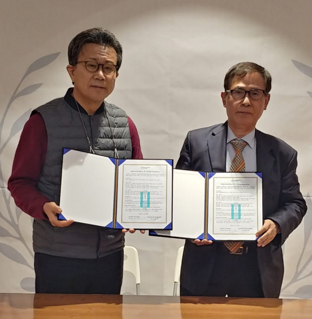 MOU체결후 기념사진 : 하이패밀리 송길원 이사장(좌), 하늘문화신문 김동원 대표(우) 
