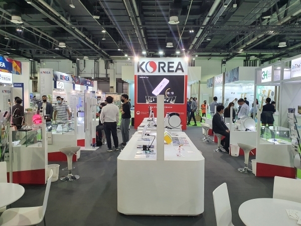 ▲ 아랍에미리트 최대 도시 두바시에서 열리고 있는 '아랍헬스2021(Arab Health2021,이하아랍헬스)'에 설치된 '한국의료기기통합전시관'.(사진=한국보건산업진흥원) 출처 : 내외방송