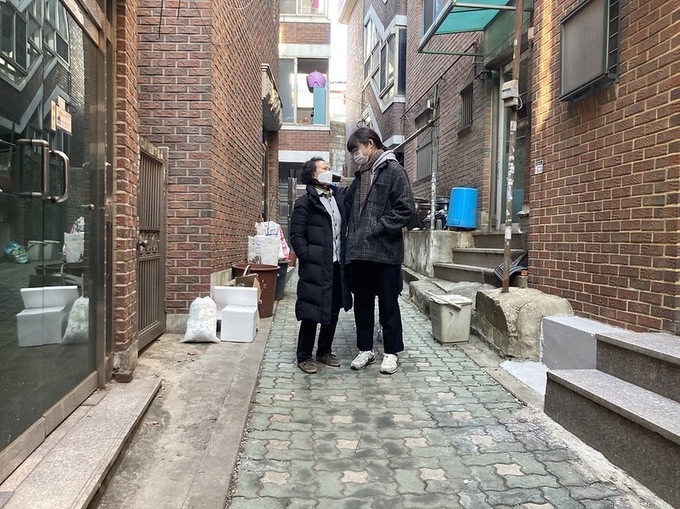 다음에 또 만나자며 서로 인사를 건네고 있는 나눔과나눔 활동가와 결연장례 어르신 출처 :나눔과나눔