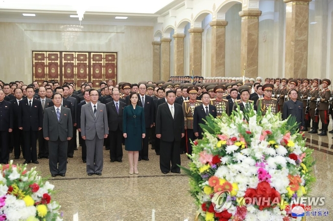 김정은 국무위원장이 리설주 여사와 함께 “공화국 창건 73돌에 즈음하여 9일 금수산태양궁전을 찾으시었다”고 <노동신문>이 10일 1면에 보도했다. <조선중앙통신> 연합뉴스