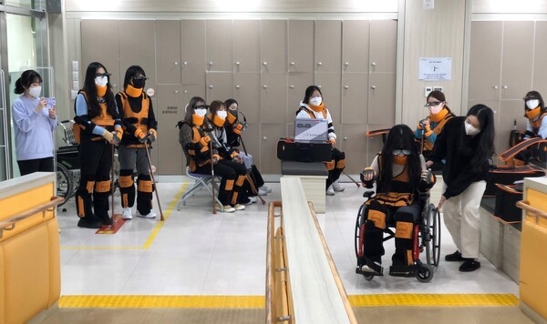 강남대 실버산업학과 학생들이 성남고령혁신센터에서 노후생활을 체험하고 있다. 사진=강남대 제공