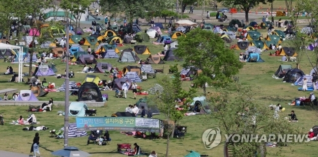 텐트로 가득찬 한강공원 실외 마스크 착용 의무 해제를 하루 앞둔 1일 오후 서울 반포 한강공원이 나들이를 나온 시민들로 북적이고 있다. 