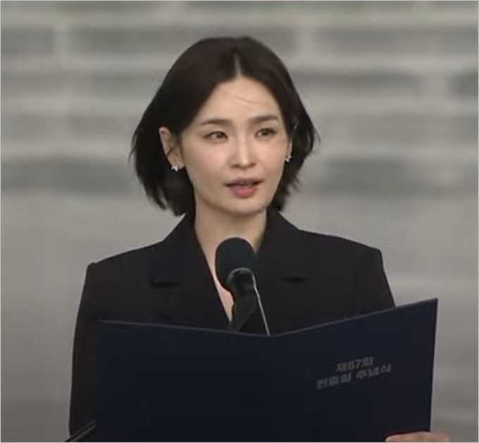할아버지의 편지를 낭독하는 배우 전미도 씨 