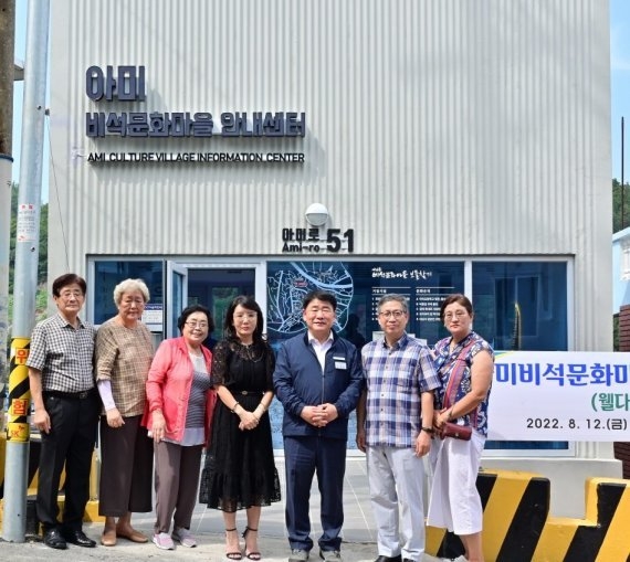 지난 12일 공한수 부산시 서구청장(왼쪽 다섯번째)과 안내센터 운영을 맡은 비석문화마을 주민협의회 윤지선 회장(왼쪽 두번째)이 협약식을 가진 뒤 기념촬영을 하고 있다. 사진=부산시 서구 제공
