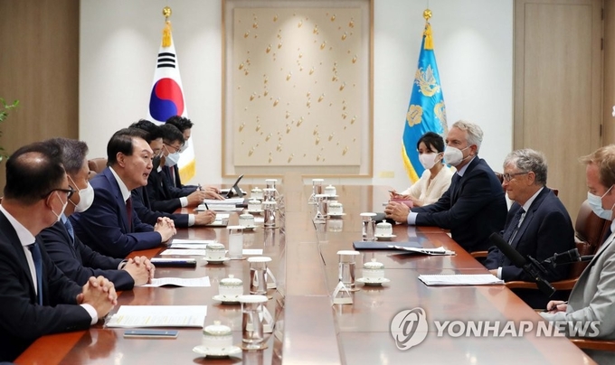 윤석열 대통령이 16일 오후 서울 용산 대통령실 청사에서 마이크로소프트 창업자인 빌 게이츠 '빌 앤드 멀린다 게이츠 재단' 공동 이사장과 만나 대화하고 있다