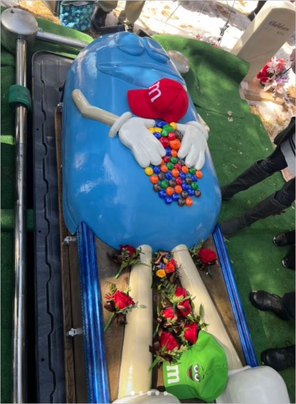 메리 이스터 스톡스 마틴 게일리의 관. 세계적으로<br>
유명한 초콜릿 엠앤엠즈 캐릭터 모양이다. /틱톡