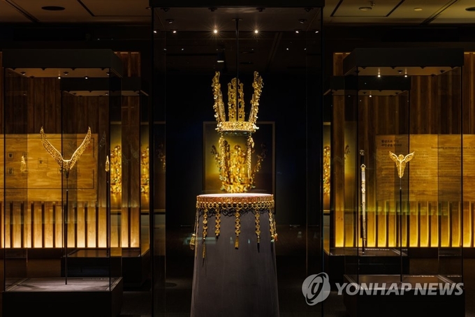 국립경주박물관, 천마총 발굴 50주년 기념 특별전 개최 / 국립경주박물관이 천마총 발굴 50주년을 기념해 4일부터 오는 7월 16일까지 특별전시관에서 '천마, 다시 만나다'를 개최한다고 밝혔다. 사진은 특별전 '2부. 황금으로 꾸민 주인공을 만나다' 모습. 2023.5.4 