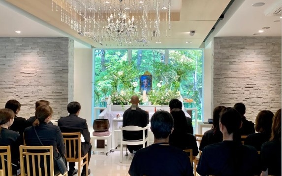 2023년 8월 1일에 사원을 대상으로 실시된 모의 장례식의 모습입니다.회장 안은 바깥의 수목을 활용한 개방감 있는 구조로 되어 있다