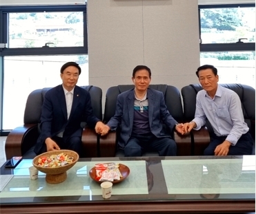 왼쪽부터 차금식교수, 기자, 이길웅 조합장