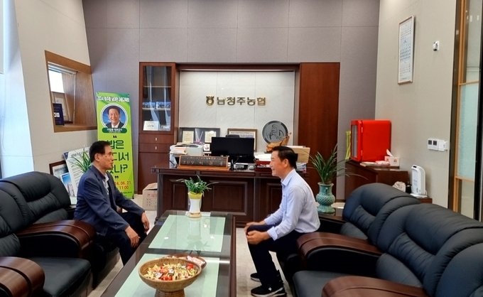 본지 기자와 인터뷰하는이길웅 조합장(우)