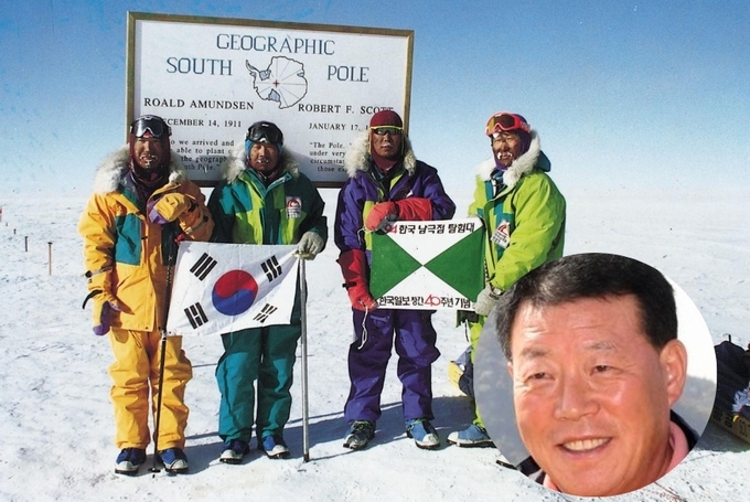1994년 1월 11일 한국인으로는 처음으로 도보로 지리학적 남극점에 도달한 '94 한국 남극점 탐험대'가 태극기와 한국일보사기를 앞세우고 포즈를 취했다. 왼쪽부터 김승환, 허영호, 유재춘, 홍성택 대원. 한국일보 자료사진 (원내는 허영호 대장)