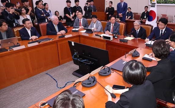 빌 게이츠 게이츠재단 이사장이 21일 서울 여의도 국회 외통위를 방문해 의원들과 토론하고 있다. /국회사진기자단