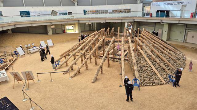 경주시 황오동 쪽샘유적발굴관에서 열린 쪽샘 44호분 축조실험 설명회 모습