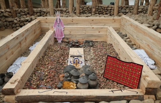 경주시 황오동 쪽샘유적발굴관에서 열린 쪽샘 44호분 축조실험 설명회 모습